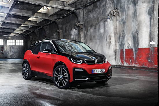 고성능 전기모터가 장착된 BMW 뉴 i3s는 최고출력 184마력, 최대토크 27.5㎏·m의 성능을 발휘하며 280㎞(유럽기준)에 달하는 최대 주행거리를 확보했다. ⓒ BMW 코리아