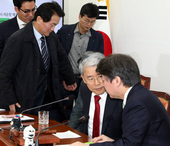 15일 김동칠 국민의당 원내대표와 안철수 대표가 최고위원회의 중 박주원 최고위원의 자진사퇴 선언 후 이야기를 나누고 있다. ⓒ 뉴스1