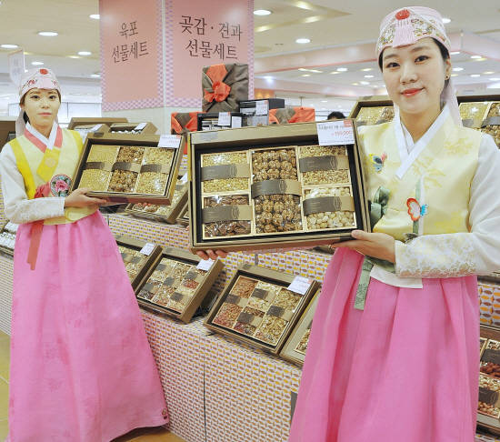 롯데백화점 직원들이 설날 선물세트를 선보이고 있다. ⓒ 롯데백화점