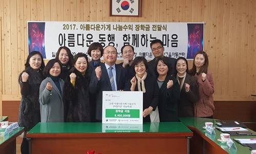 윤종식 교육장과 관계자들이 기념촬영을 하고 있다. ⓒ 순천교육청