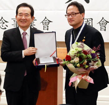 28일 오전 서울 여의도 국회 귀빈식당에서 열린 제19회 백봉신사상 시상식에서 대상을 수상한 박주민 더불어민주당 의원이 정세균 국회의장으로 부터 상패를 수여받고 있다. 백봉신사상은 제헌의원을 역임했던 전 국회부의장 라용균 선생의 기념사업회가 주관하여 백봉 라용균 선생을 기리고 신사적인 정치인을 격려한다는 취지로 평소 의원들을 가장 가까이에서 지켜보는 언론사 정치부 기자들의 투표로 선정된다. ⓒ 뉴스1