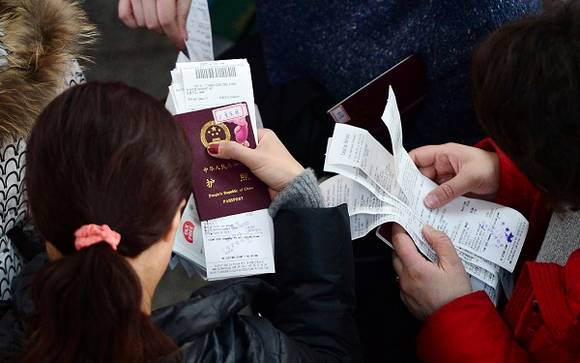 스마트폰으로 확인할 수 있는 영수증은 앞으로 종이 영수증을 대신할 거에요. ⓒ 뉴스1