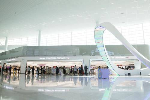 신라면세점 임직원들이 인천국제공항 터미널2 신라면세점 화장품·향수 매장 오픈을 앞두고 막바지 점검을 하고 있다. ⓒ 신라면세점