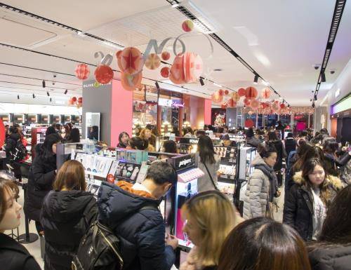 올리브영 강남본점 매장은 '라이프스타일 트렌드 큐레이션'을 핵심 콘셉트로 '전문성'과 고객 '체험·체류'에 집중했다. ⓒ CJ올리브네트웍스