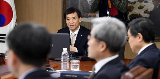 이주열 한국은행 총재가 18일 오전 서울 중구 한국은행 삼성본관에서 새해 첫 금융통화위원회를 주재하고 있다. ⓒ 뉴스1