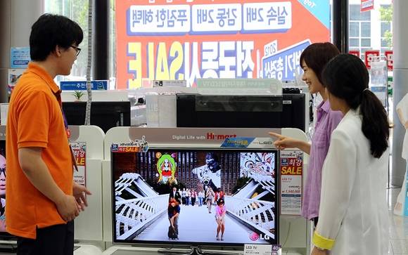 하이마트는 지난 2012년 롯데그룹이 1조 2000억원에 산 회사예요. 이후 '롯데하이마트'로 이름이 바뀌었어요. 하이마트에 고객이 물건을 보고 있는 모습이예요. 기사와 직접적인 상관은 없어요. ⓒ 뉴스1