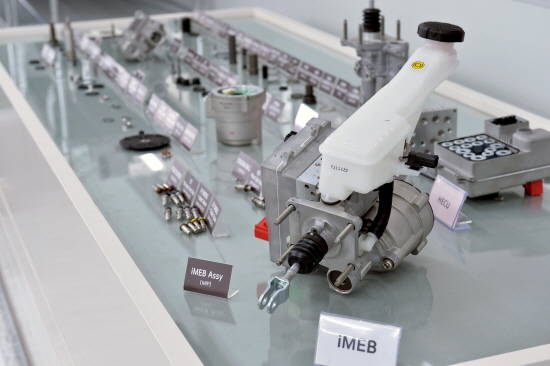 현대모비스가 독자 개발한 회생제동시스템인 iMEB는 차량 감속 시 구동모터를 발전시켜 배터리를 충전하는 친환경차 전용 핵심부품이다. ⓒ 현대모비스