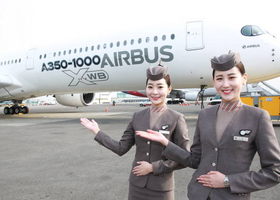 아시아나항공 차세대 주력 기종인 A350 패밀리 중 가장 긴 동체와 항속거리를 보유한 A350-1000. 아시아나항공은 오는 2020년부터 순차적으로 총 10대의 A350-1000 항공기를 도입할 예정이다. ⓒ 아시아나항공