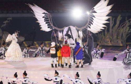 인면조가 아이들과 소통하는 모습. 고구려 복장을 한 무용수들이 춤추고 있다. ⓒ 뉴스1