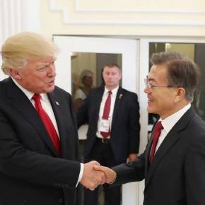 미국의 무역 제재로 우리의 동맹적 지위 자체가 흔들리고 있다는 우려가 높다. 사진은 도널드 트럼프 미국 대통령(왼족)과 문재인 대통령이 악수하는 모습. ⓒ 뉴스1