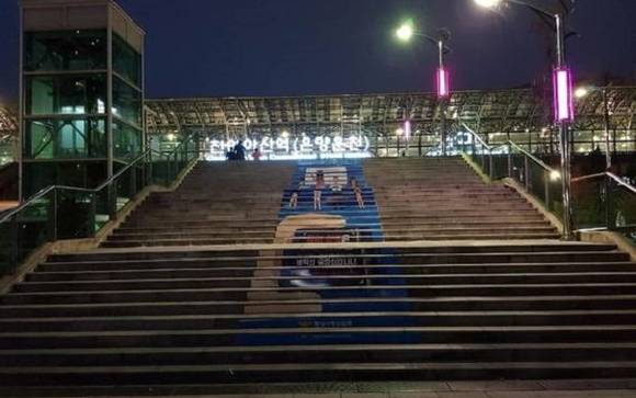 천안아산역 안으로 들어가는 계단에 몰래카메라를 뿌리뽑기 위해 래핑(포장) 홍보하고 있는 모습이에요. ⓒ 충남지방경찰청