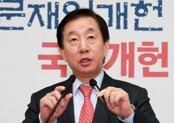 김성태 자유한국당 원내대표가 22일 서울 여의도 국회 본청에서 열린 긴급의원총회 중 북한이 김영철 북한 노동당 중앙위원회 부위원장을 단장으로 하는 고위급 대표단을 평창동계올림픽 폐막 행사에 파견하겠다고 통보한 데 대해 "천안함 폭침 주범은 감히 대한민국 땅을 밟을 수 없다"고 강력하게 비판 중이다. ⓒ 뉴스1