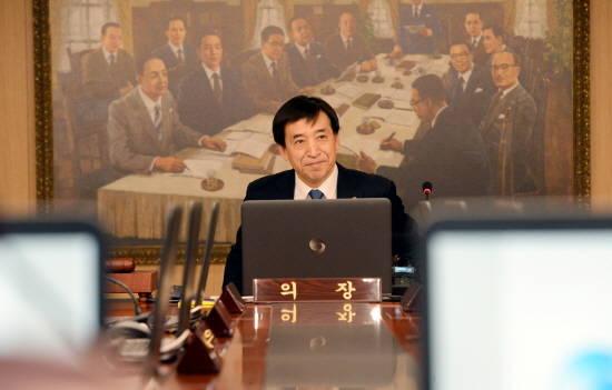 이주열 한국은행 총재가 27일 오전 서울 세종대로 한국은행에서 금융통화위원회를 주재하고 있다. ⓒ 뉴스1