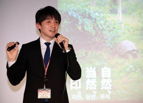 무인양품 신촌점 오픈에 대한 질문에 답변을 하고 있는 무지코리아의 나루카와 타쿠야 대표. ⓒ 무지코리아