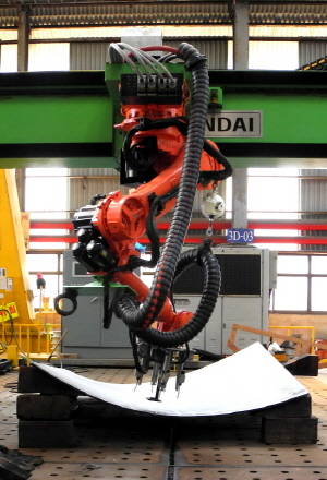 현대중공업이 선박 건조에 적용 중인 '자동 곡 성형 로봇시스템'. ⓒ 현대중공업