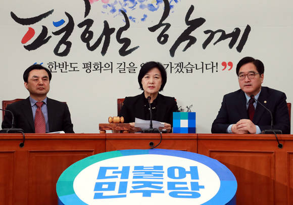 왼쪽부터 더불어민주당 안규백 최고위원, 추미애 대표, 우원식 원내대표. 더불어민주당 지도부는 '안희정 성폭행 사건' 이후 처음으로 7일 오전 국회에서 회의를 열고 사건에 대한 엄중수사를 촉구하고 피해자 보호 및 2차 피해 방지에 최선을 다할 것을 공언했다. ⓒ 뉴스1