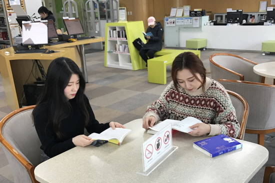 구리시립도서관에서 책을 읽고 있는 구리 시민들. ⓒ 구리시