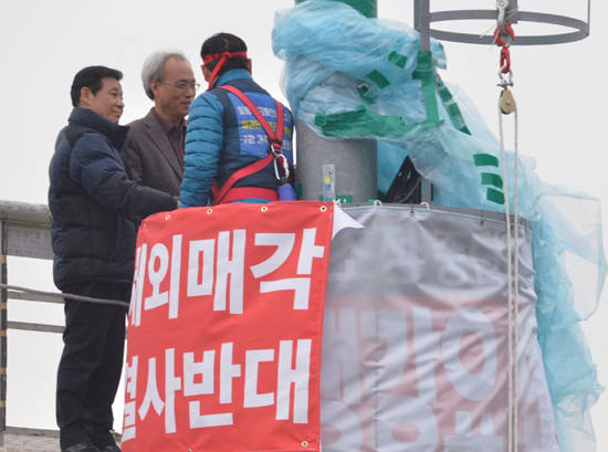 윤장현 광주광역시장이 7일 오후 대통령 소속 경제사회발전 노사정위원회 문성현 위원장과 함께 금호타이어 노조 고공농성 현장을 찾아 노조 측 의견을 청취하고 경영정상화 해법에 대해 의견을 나눴다. ⓒ 광주광역시