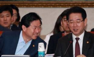 김영춘 해수부 장관(왼쪽)과 김영록 농림부 장관. 둘 모두 지방선거 차출론에 휘말렸으나 미묘한 역할 차이가 부각되고 있다. ⓒ 뉴스1
