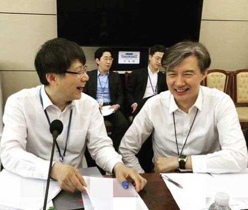 김형연 법무비서관(왼쪽)이 파란 골무를 끼고 서류를 넘기는 모습이 이채롭다. 오른쪽은 조국 민정수석비서관. ⓒ 청와대