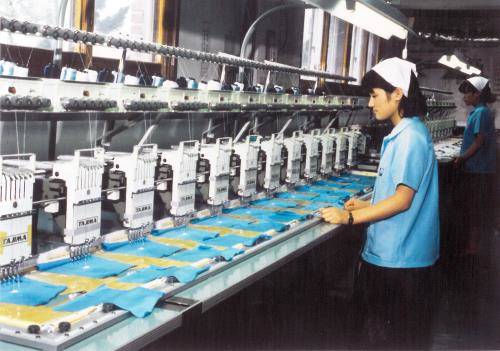 BYC의 전신은 1946년 설립된 '한흥 메리야스'이다. 창업주 한영대 회장은 양말기의 몸통을 크게 개조해 양말을 짜듯 메리야스 내의를 편직하는 아이디어에 착안, 5개월의 제작 기간 끝에 국내 최초의 메리야스 편직기를 완성했다. 사진은 1980년대 제조 공장 모습. ⓒ BYC