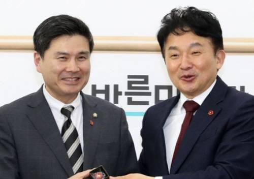 원희룡 제주도 지사(오른쪽)가 지난 12일 제주 4·3 특별법 개정 요청을 위해 지상욱 바른미래당 정책위의장을 만나 동백꽃 배지를 선물하고 있다. 원 지사는 제주도에서 태어나 고등학교까지 마친 제주의 아들이라 이 사건의 의미를 잘 이해하고 있다. ⓒ 뉴스1