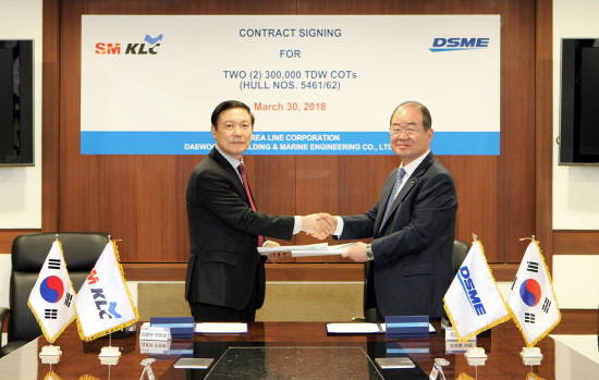 지난달 30일 대우조선해양 서울 사옥에서 정성립 대우조선해양 대표이사(오른쪽)와 김용완 대한해운 대표이사가 초대형원유운반선 건조계약서에 서명한 뒤 악수를 하고 있다. ⓒ 대우조선해양