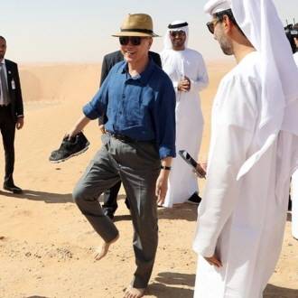 미국의 대북 전략 구사에 청와대는 리비아식 해법 구상에 대한 몽니로 대응 가닥을 잡은 것으로 보인다. 마이웨이 시도를 결심한 것. 사진은 UAE 방문 중 사막 체험을 하고 있는 문재인 대통령. ⓒ 청와대