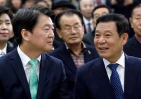 (왼쪽부터) 안철수-윤장현의 다정한 한 때. 안 전 대표는 현 바른미래당 서울시장 출마 선언을 했다. 윤 광주시장은 재선을 포기하기로 했다. ⓒ 뉴스1