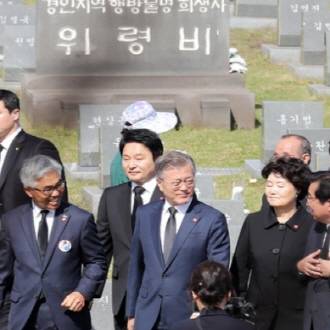 문재인 대통령(사진 가운데). ⓒ 뉴스1