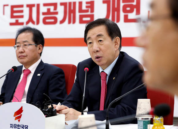 김성태 자유한국당 원내대표가 4일 오후 서울 여의도 국회 당대표실에서 열린 '토지공개념 개헌 무엇이 문제인가?' 토론회에서 인사말을 하고 있다. ⓒ 뉴스1