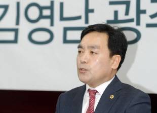 천정배 정치의 약점은 뺄셈으로 정치를 한다는 점이다. 측근이던 김영남씨가 비판 회견을 하던 모습. 공교롭게도 지금으로부터 딱 만2년전 이맘때다. ⓒ 뉴스1