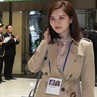 우리 예술단의 평양 공연이 무사히 치러졌고 5일에는 방송3사를 통해 공개됐습니다. 사진은 이 행사의 사회를 맡았던 서현이 평양 고려호텔에 도착한 장면. ⓒ 뉴스1