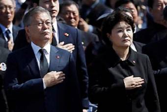 제주도민의 한을 풀어준 청와대의 의미 있는 행보가 눈길을 끈다. 추념식에 참석한 문재인 대통령과 영부인 김정숙 여사. ⓒ 뉴스1