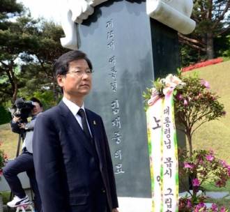 2015년에 고 김대중 전 대통령 묘소를 참배한 천정배 의원. ⓒ 뉴스1