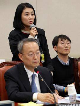 김소연 샤넬 노동조합위원장이 지난해 국정감사에서 참고인으로 출석해 열악한 근무현실에 대해 설명하고 있다. ⓒ 뉴스1