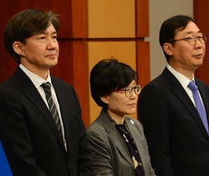 인사 문제에 시달리고 있는 조국 민정수석(왼쪽)과 조현옥 인사수석(가운데), 그리고 언론 대응과 국민 소통을 맡는 윤영찬 소통수석(오른쪽)이 한 프레임에 잡힌 과거의 사진. 우연의 일치로, 표정이 모두 좋지 않다. ⓒ 뉴스1