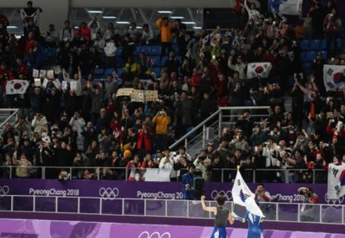 평창 동계올림픽에서 선전한 우리 선수들이 관중석을 돌며 감사 인사를 전하고 있다. 사진은 기사 중 특정 내용과는 직접 상관은 없음. ⓒ 뉴스1