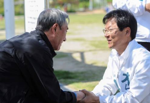 공원에서 산책 중이던 시민들과 만나고 있는 천정배 의원. ⓒ 뉴스1