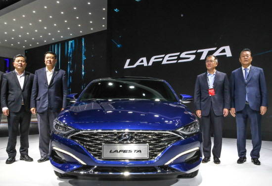 '2018 베이징 모터쇼'에서 최초 공개된 '라페스타'와 (왼쪽부터) 천홍량 베이징현대 동사장·서화의 북기그룹 동사장·정의선 현대차 부회장·설영흥 현대차그룹 중국사업 담당 고문. ⓒ 현대자동차