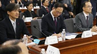 조국 청와대 민정수석(맨 왼쪽)과 문무일 검찰총장(오른쪽 끝)의 모습. 이 둘은 경찰 수사권 독립 검토 과정에서 서로 불편함의 극치를 달리고 있다. ⓒ 뉴스1