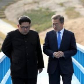 김정은 북한 국무위원장과 문재인 대통령 사이에 다가오는 북한과 미국 사이의 정상회담 장소 문제도 논의됐다는 해석이 유력하다. ⓒ 한국공동사진기자단