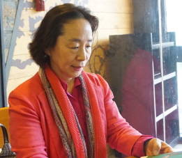 자신의 새 시집 표지를 들여다 보는 구이람 시인. ⓒ 프라임경제