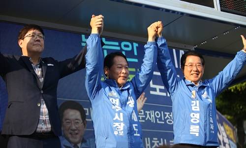 김홍걸 위원장(왼쪽), 김영록 전남도지사 후보(오른쪽)가 권세도 여수시장 후보(가운데)를 지지하는 유세를 하고 있다. ⓒ 선거사무실