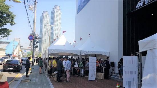 힐스테이트 금정역의 견본주택은 경기도 군포시 금정동 689-2에 지난 1일 개관했다. 견본주택 개장 전임에도 관람을 위해 많은 이들이 일찌감치 대기 중이었다. = 남동희 기자