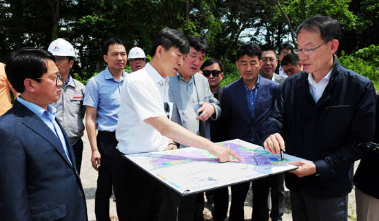 현대자동차 실무진들이 4일 오전 광주 빛그린국가산업단지에서 개발업체인 한국토지주택공사(LH) 관계자에게 산단 개발 현황과 완성차 공장 부지 등에 대한 설명을 듣고 있다. ⓒ 광주광역시