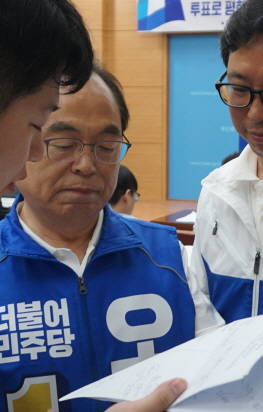 오거돈 후보가 고소 취하 불가론을 언급한 뒤 서류를 들여다 보고 있다. ⓒ 프라임경제