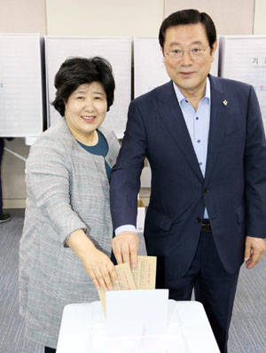 이용섭 광주시장 후보가 8일 오전 광산구 수완동 주민센터에서 부인 신영옥 여사와 사전투표를 하고 있다. ⓒ 이용섭 더불어민주당 광주시장 후보 선대본부
