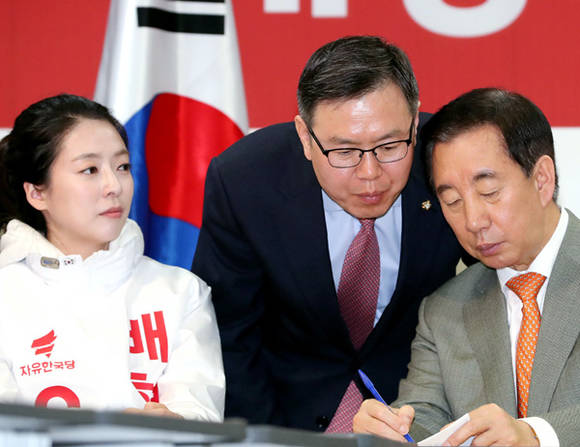 지난 4월10일 김성태 자유한국당 원내대표와 정태옥 대변인(가운데)이 서울 여의도 당사에서 열린 서울시장ㆍ세종시장 후보 추대 결의식에서 대화를 나누고 있다. ⓒ 뉴스1
