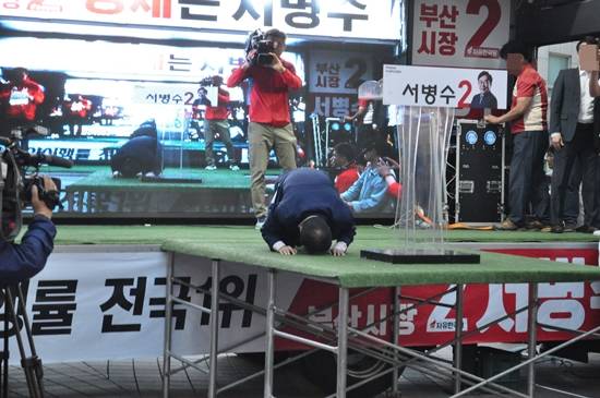 홍준표 자유한국당 대표가 부산지역 지원 유세 중 부산시민들에게 큰절을 올렸다. ⓒ프라임경제